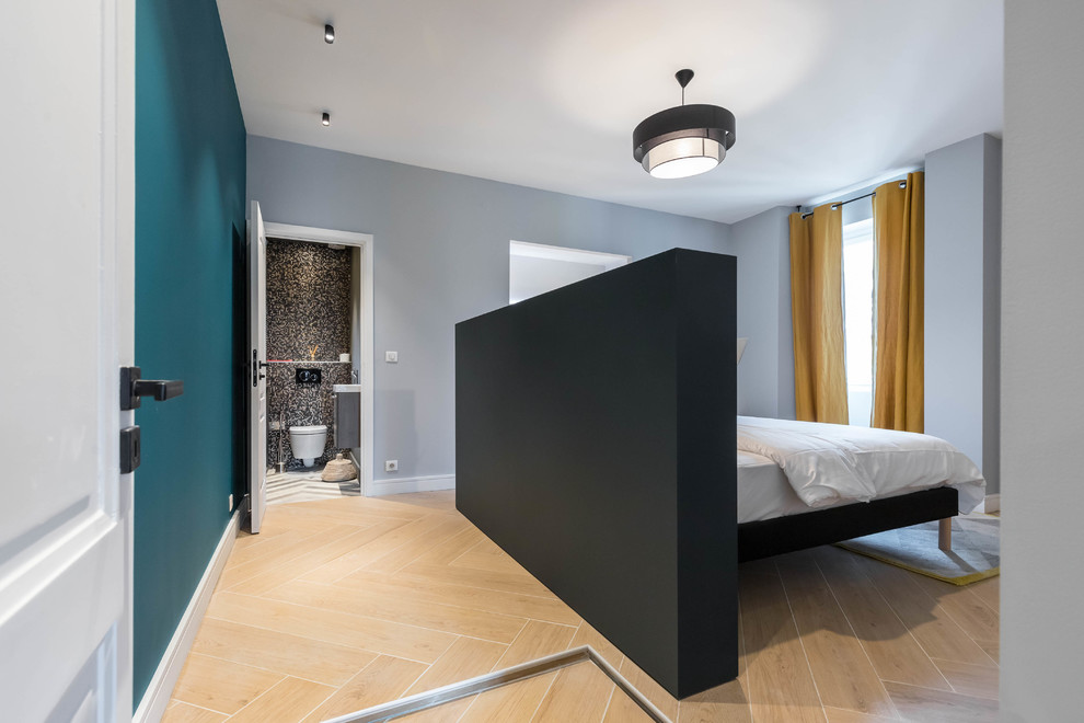 This is an example of a contemporary bedroom in Nice.