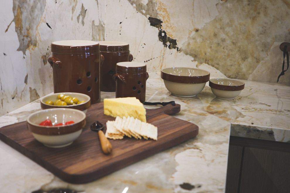 Immagine di una cucina moderna di medie dimensioni con lavello sottopiano, ante di vetro, ante beige, top in superficie solida, paraspruzzi multicolore, paraspruzzi in quarzo composito, elettrodomestici neri, pavimento grigio e top multicolore