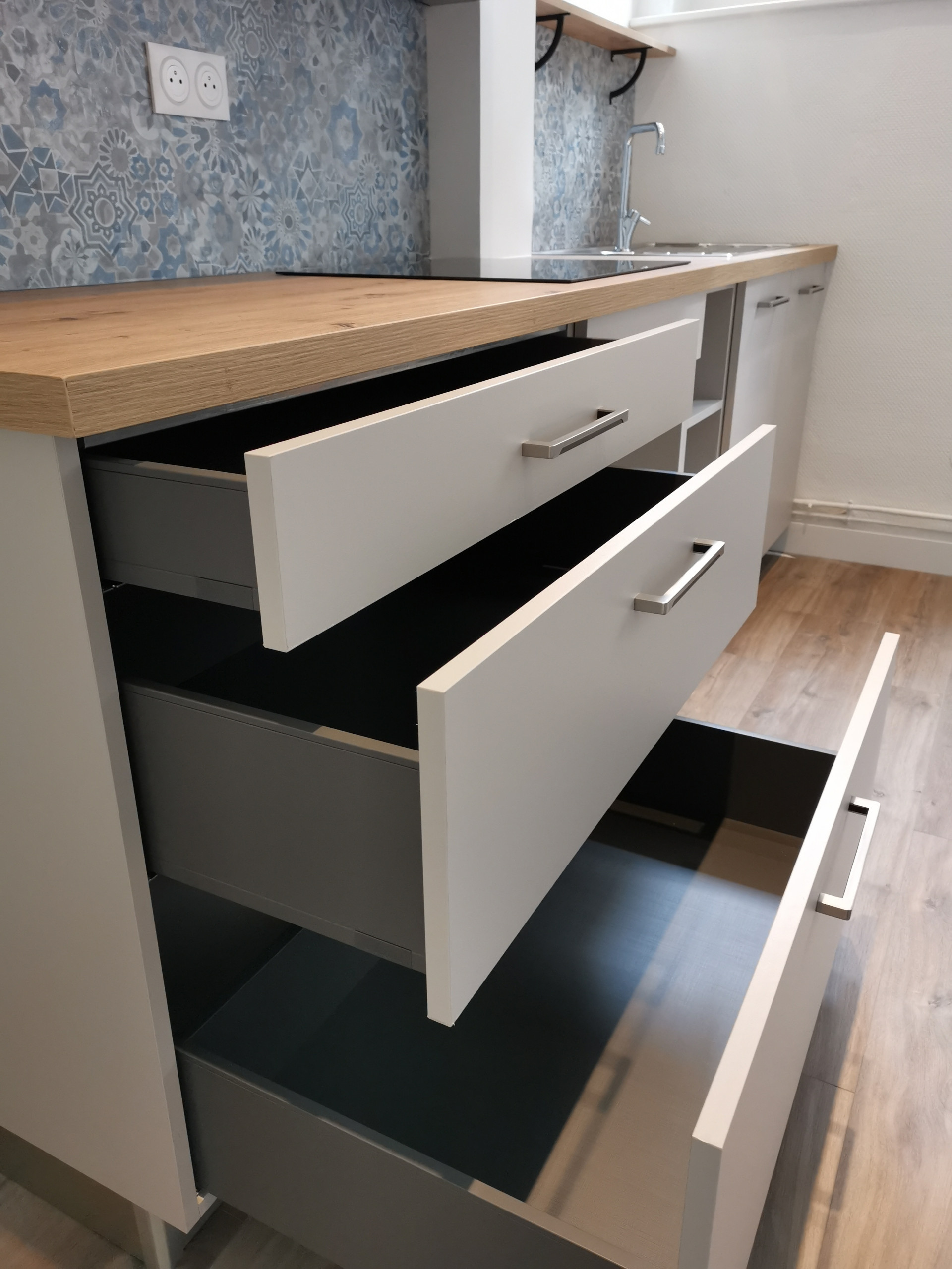Beige et bois pour une ambiance chaleureuse.