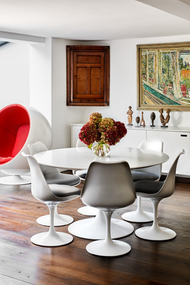 Cette photo montre une grande salle à manger ouverte sur le salon tendance avec parquet foncé, un sol marron et un plafond en papier peint.