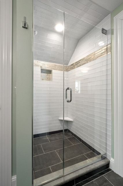 Clayton Basement modern-badezimmer