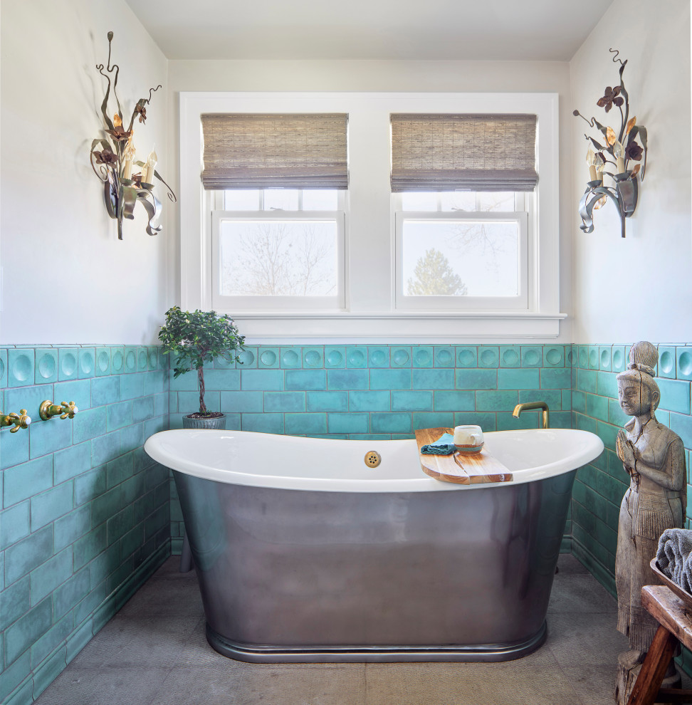 Ejemplo de cuarto de baño bohemio con bañera exenta
