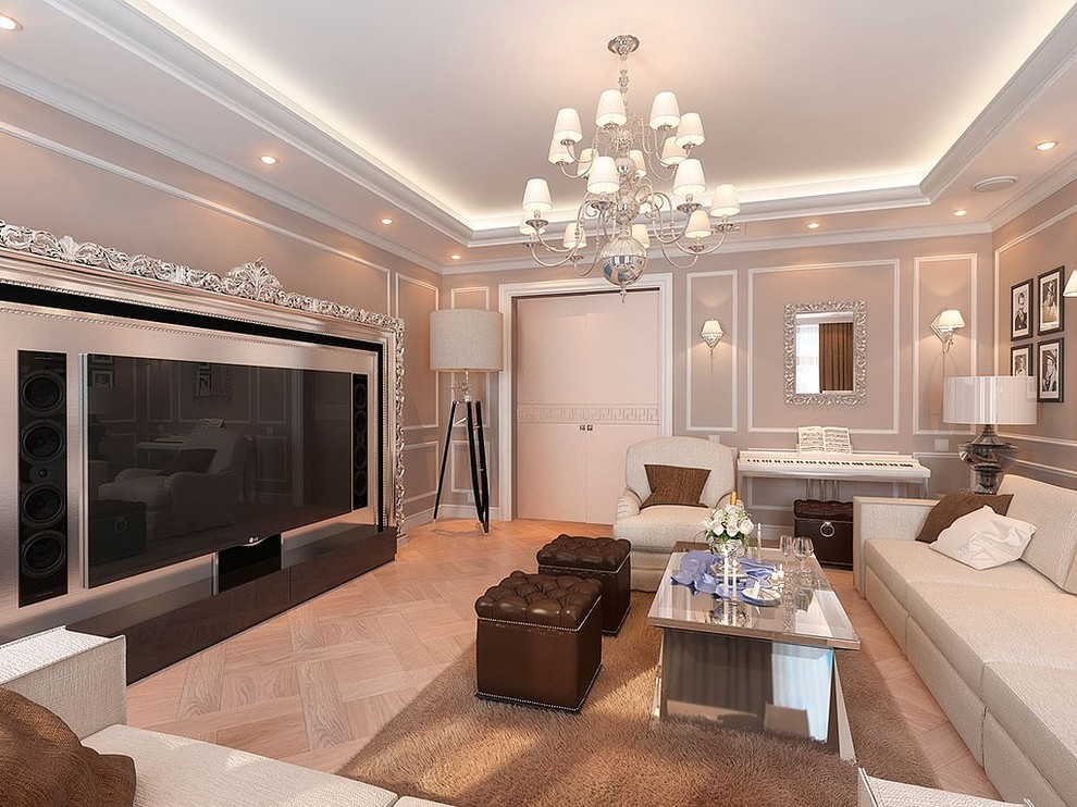 У Ростральных колонн