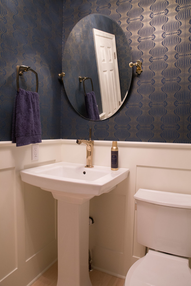 Cette image montre un WC et toilettes design de taille moyenne avec un mur gris, un lavabo de ferme, un sol marron et du papier peint.