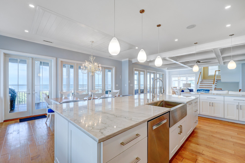 Свежая идея для дизайна: большая кухня в морском стиле - отличное фото интерьера