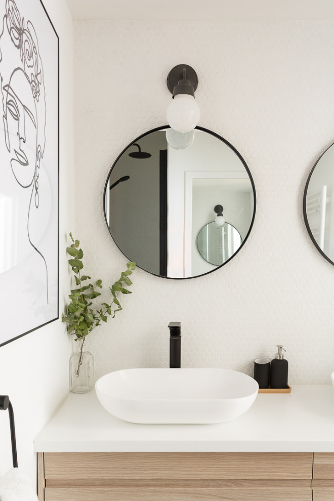 Idéer för ett mellanstort skandinaviskt vit en-suite badrum, med släta luckor, skåp i ljust trä, en dusch i en alkov, vit kakel, mosaik, vita väggar, klinkergolv i keramik, ett fristående handfat, bänkskiva i akrylsten, grått golv och dusch med gångjärnsdörr