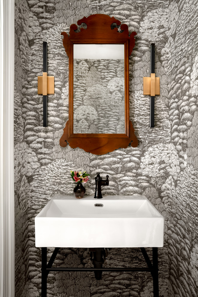 Exemple d'un WC et toilettes chic avec un mur gris, un plan vasque et du papier peint.