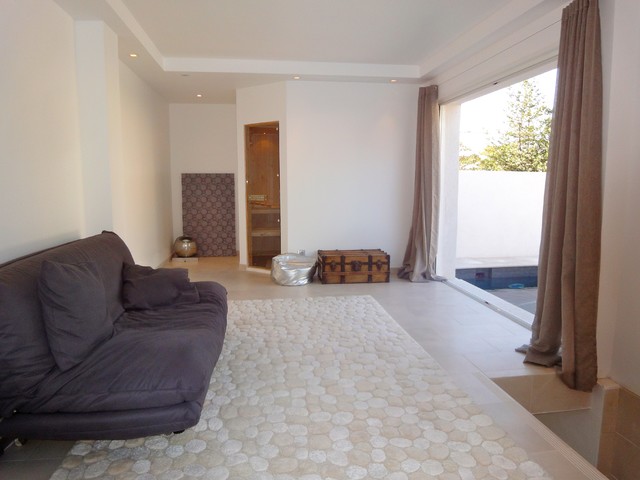 Projet de r&eacute;novation de villa et cr&eacute;ation d'un Pool-house zen ouvert sur piscine trendy-pool