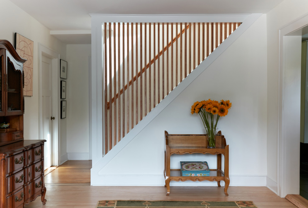 Cette photo montre un escalier droit craftsman de taille moyenne avec des marches en bois, des contremarches en bois et un garde-corps en bois.