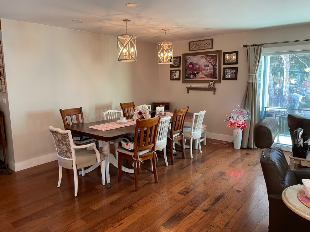 Ispirazione per una grande sala da pranzo aperta verso il soggiorno country con pareti beige, pavimento in legno massello medio e pavimento marrone