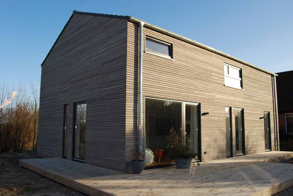 Großes, Zweistöckiges Modernes Haus mit Satteldach, Ziegeldach und grauer Fassadenfarbe in Hamburg