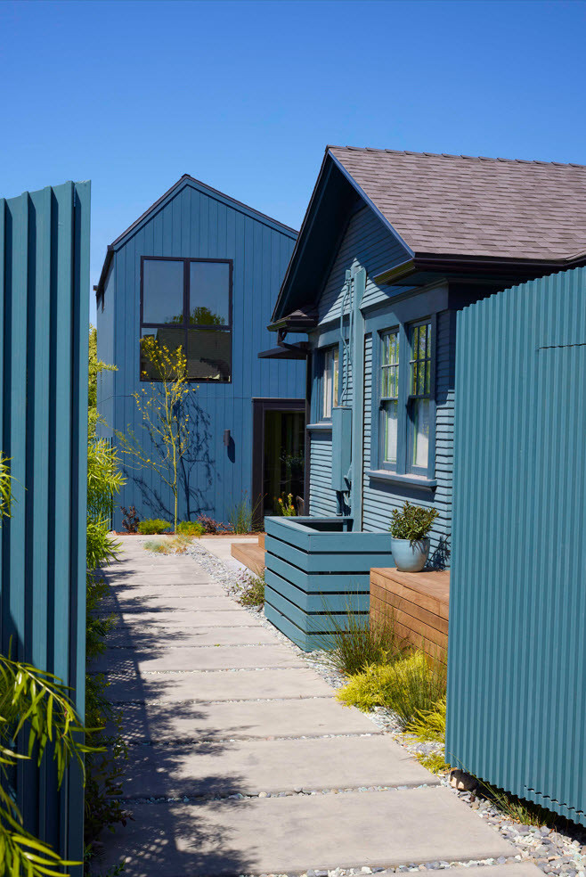 Стильный дизайн: маленький, двухэтажный, синий частный загородный дом в стиле модернизм с комбинированной облицовкой для на участке и в саду - последний тренд