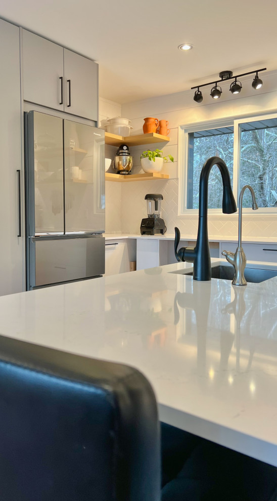 Offene, Mittelgroße Moderne Küche in L-Form mit flächenbündigen Schrankfronten, weißen Schränken, Quarzwerkstein-Arbeitsplatte, Küchenrückwand in Weiß, Kücheninsel und weißer Arbeitsplatte in Toronto