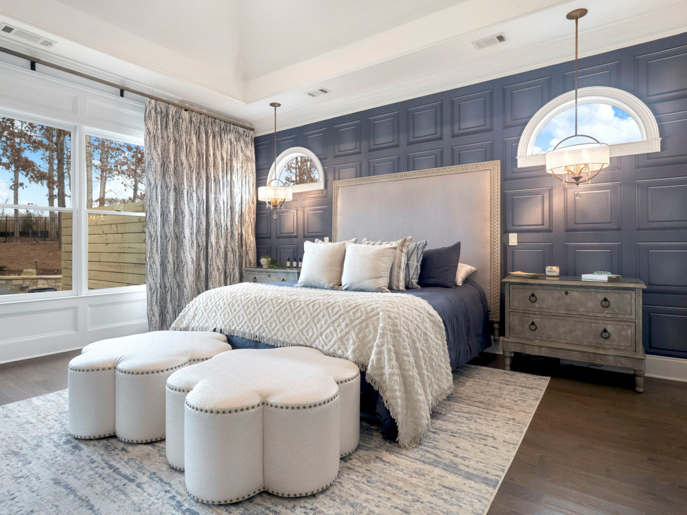 Großes Klassisches Hauptschlafzimmer ohne Kamin mit blauer Wandfarbe, braunem Holzboden, grauem Boden, eingelassener Decke und Tapetenwänden in Sonstige