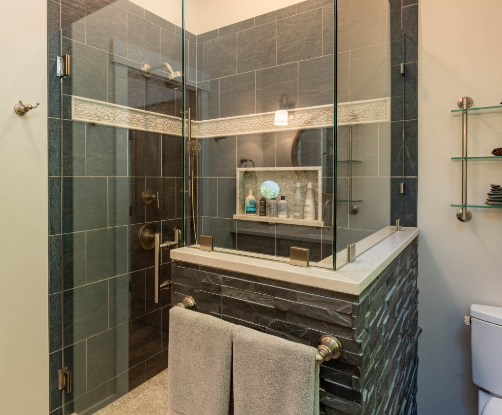Foto di una stanza da bagno rustica con doccia ad angolo, piastrelle in gres porcellanato, pareti grigie, pavimento in gres porcellanato, pavimento grigio e porta doccia a battente