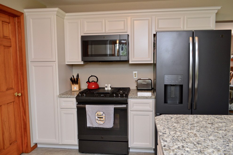 Inspiration for a mid-sized transitional l-shaped eat-in kitchen remodel in Chicago with an undermount sink, recessed-panel cabinets, white cabinets, quartzite countertops, stainless steel appliances, a peninsula and gray countertops