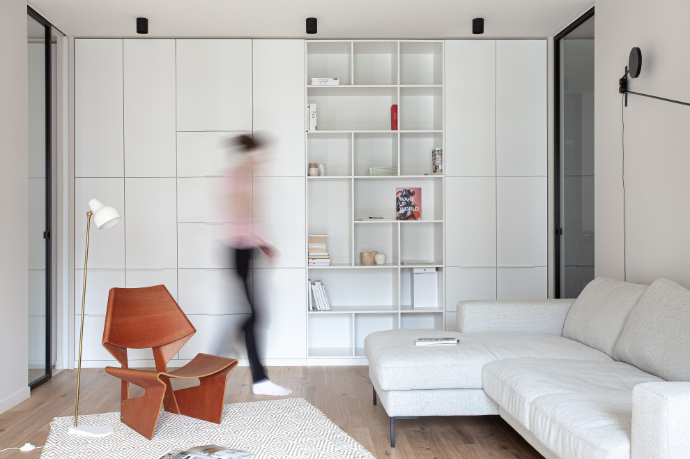 Mid-sized modern family room in Saint Petersburg with grey walls, medium hardwood floors and brown floor.