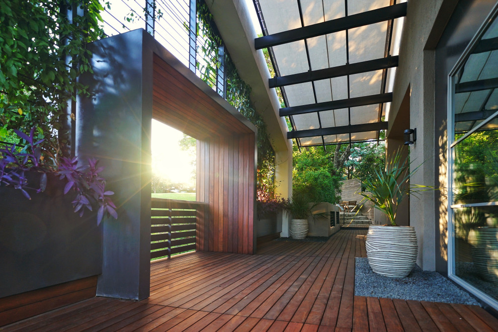 Idée de décoration pour une terrasse avant minimaliste avec un auvent.