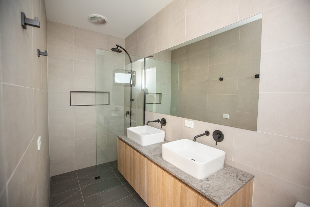 Design ideas for a contemporary bathroom in Melbourne.