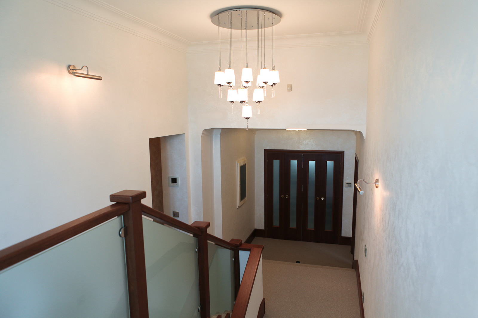 Коттедж: классический интерьер в бежевых  оттенках