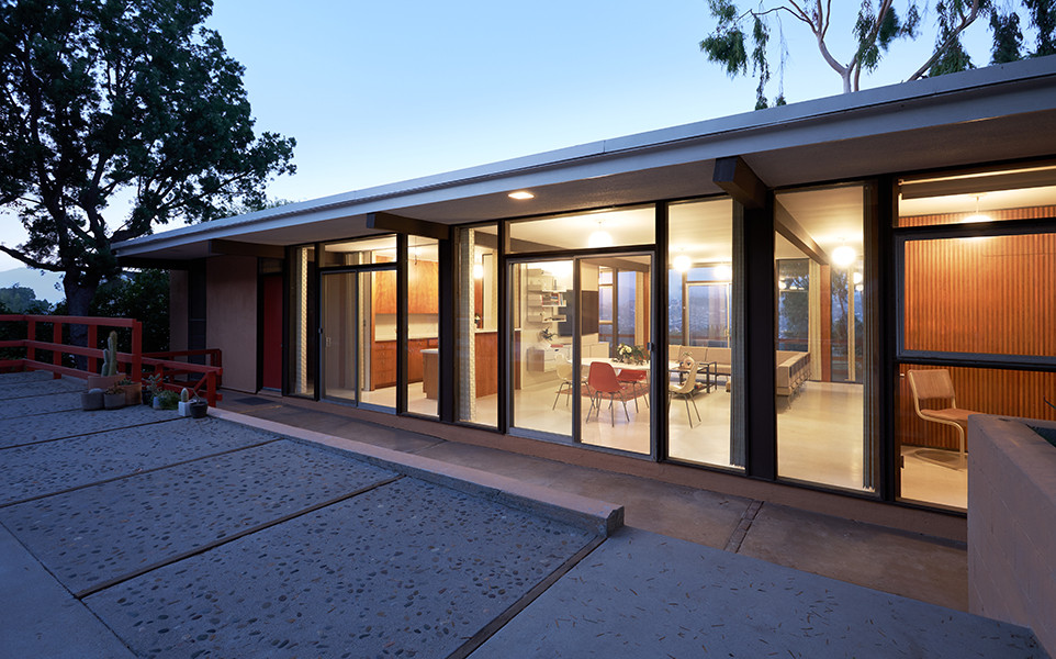 Inspiration for a mid-century modern exterior home remodel in Los Angeles