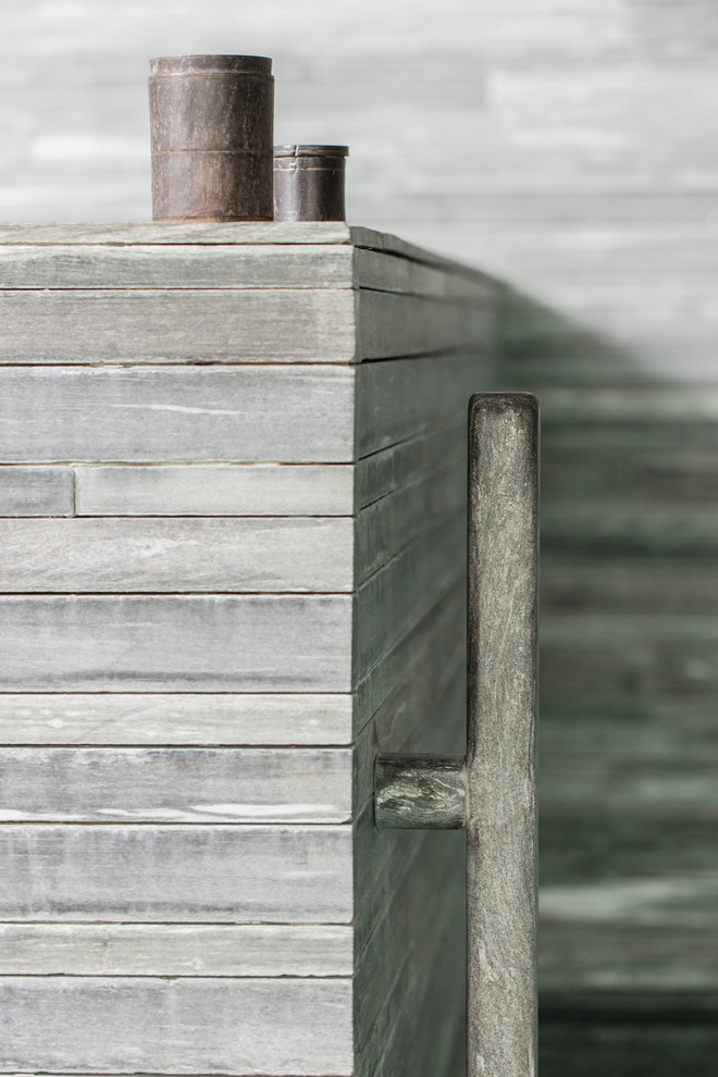 Mittelgroßer Moderner Pool in rechteckiger Form mit Natursteinplatten in Sonstige