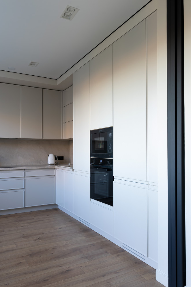 Монохромная кухня до потолка с интересными решениями