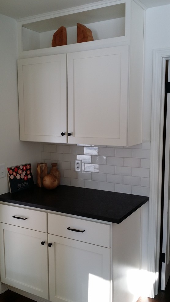 Inspiration for a mid-sized transitional kitchen remodel