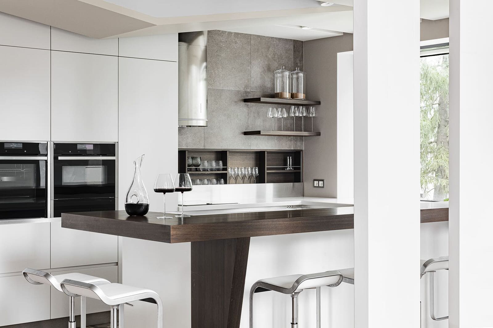 Большой красивый белый дом