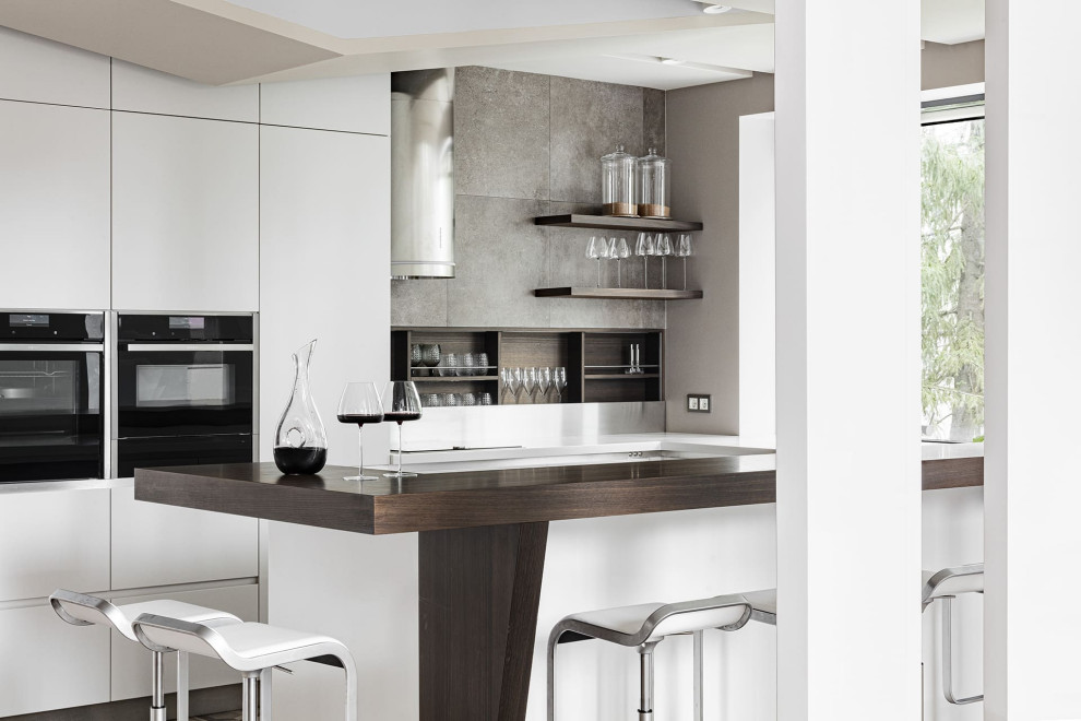 Большой красивый белый дом