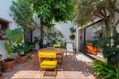 Una casa 'vintage-chic' en Marbella con un bonito patio