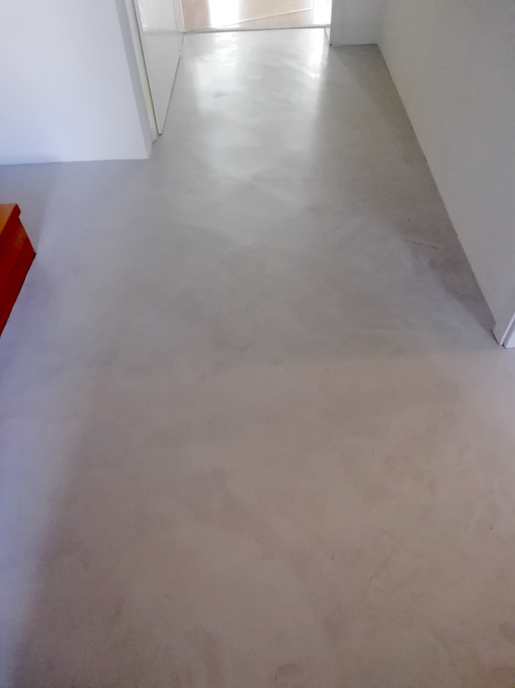 Aménagement d'un couloir contemporain de taille moyenne avec un sol gris et du papier peint.