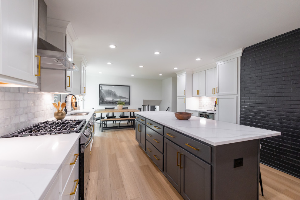 Kitchen - traditional kitchen idea in Columbus