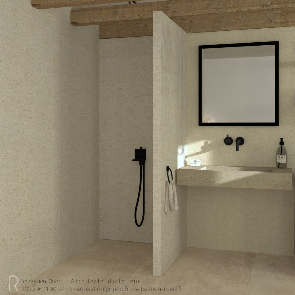 Idéer för ett litet medelhavsstil beige badrum med dusch, med en kantlös dusch, beige kakel, travertinkakel, beige väggar, travertin golv, ett konsol handfat, marmorbänkskiva och beiget golv