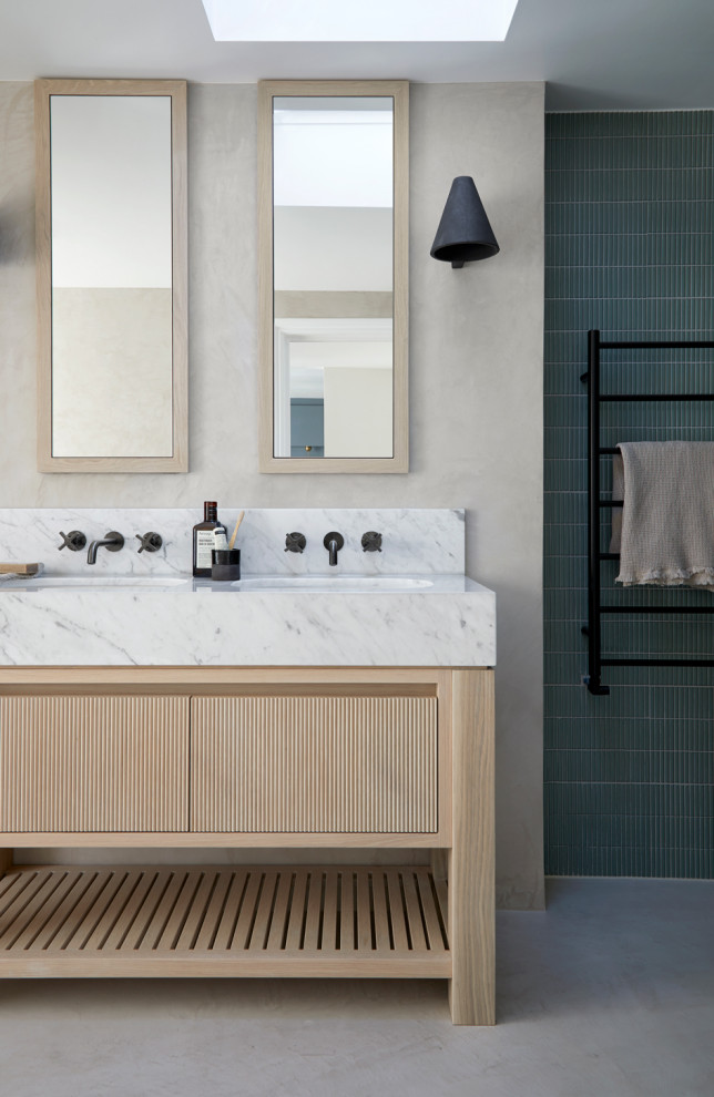Immagine di una stanza da bagno padronale moderna di medie dimensioni con ante in legno chiaro, top in marmo, top bianco, due lavabi e mobile bagno freestanding