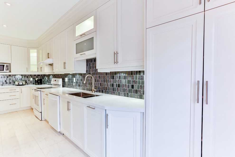 Kitchen - transitional kitchen idea in Toronto