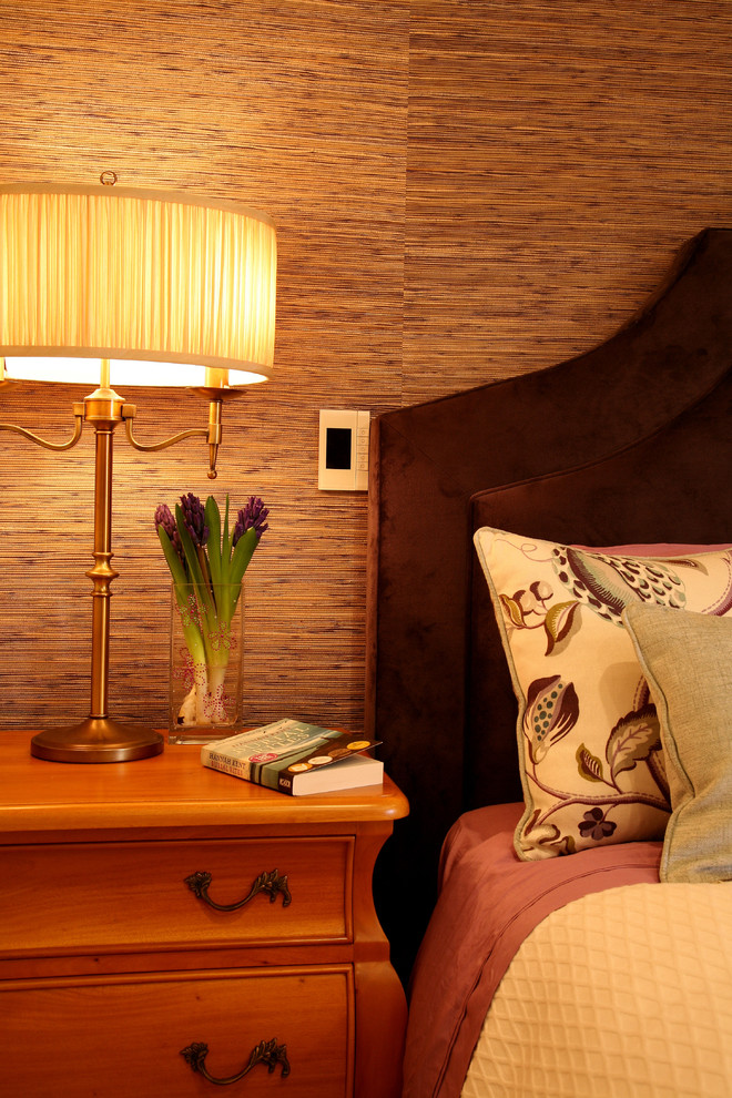 Стильный дизайн: большая хозяйская спальня в классическом стиле с фиолетовыми стенами и ковровым покрытием - последний тренд