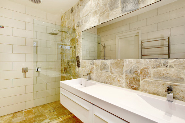 Photo of a mid-sized beach style master bathroom in Sydney with stone tile and travertine floors.