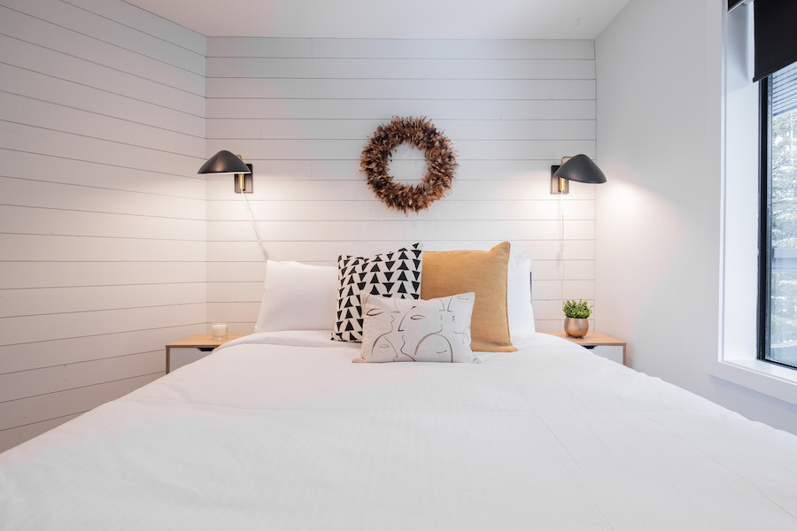 Imagen de habitación de invitados actual de tamaño medio con paredes blancas, moqueta, todas las chimeneas y suelo gris