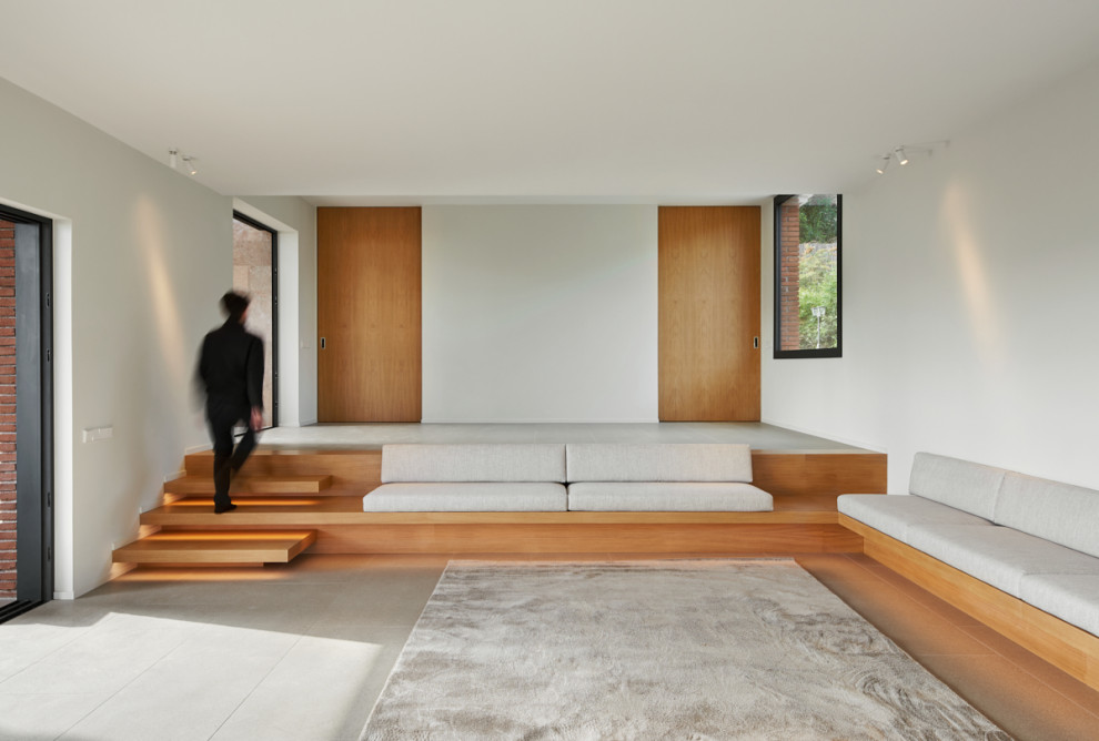 Cette image montre un grand salon design ouvert avec un mur blanc, un sol en carrelage de porcelaine, une cheminée double-face et un manteau de cheminée en bois.