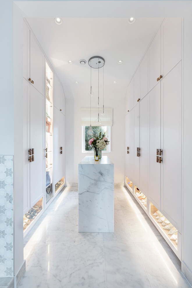 ロンドンにある高級な中くらいなコンテンポラリースタイルのおしゃれなフィッティングルーム (シェーカースタイル扉のキャビネット、白いキャビネット、大理石の床、白い床) の写真