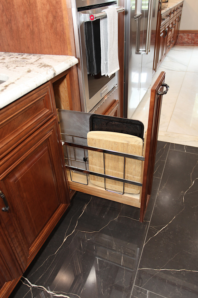 Transitional home design photo in Indianapolis