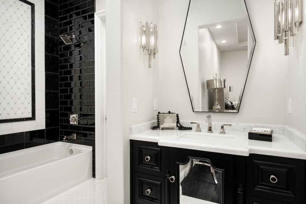 Свежая идея для дизайна: огромная ванная комната в стиле модернизм с черными фасадами, накладной ванной, душем над ванной, унитазом-моноблоком, белыми стенами, полом из мозаичной плитки, накладной раковиной, мраморной столешницей, белым полом, шторкой для ванной, белой столешницей, тумбой под одну раковину, встроенной тумбой и кессонным потолком - отличное фото интерьера