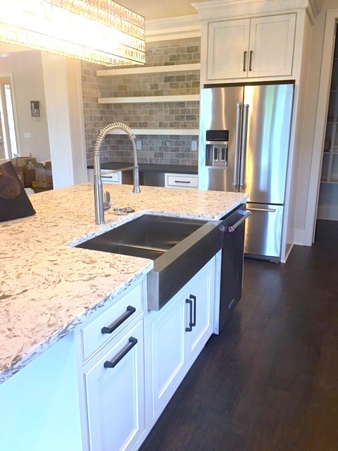 Kitchen - transitional kitchen idea in Columbus