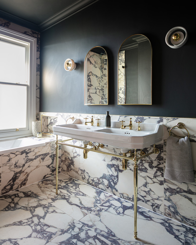 Свежая идея для дизайна: ванная комната среднего размера в стиле неоклассика (современная классика) с ванной в нише, синими стенами, мраморным полом, разноцветным полом, открытым душем и тумбой под две раковины - отличное фото интерьера