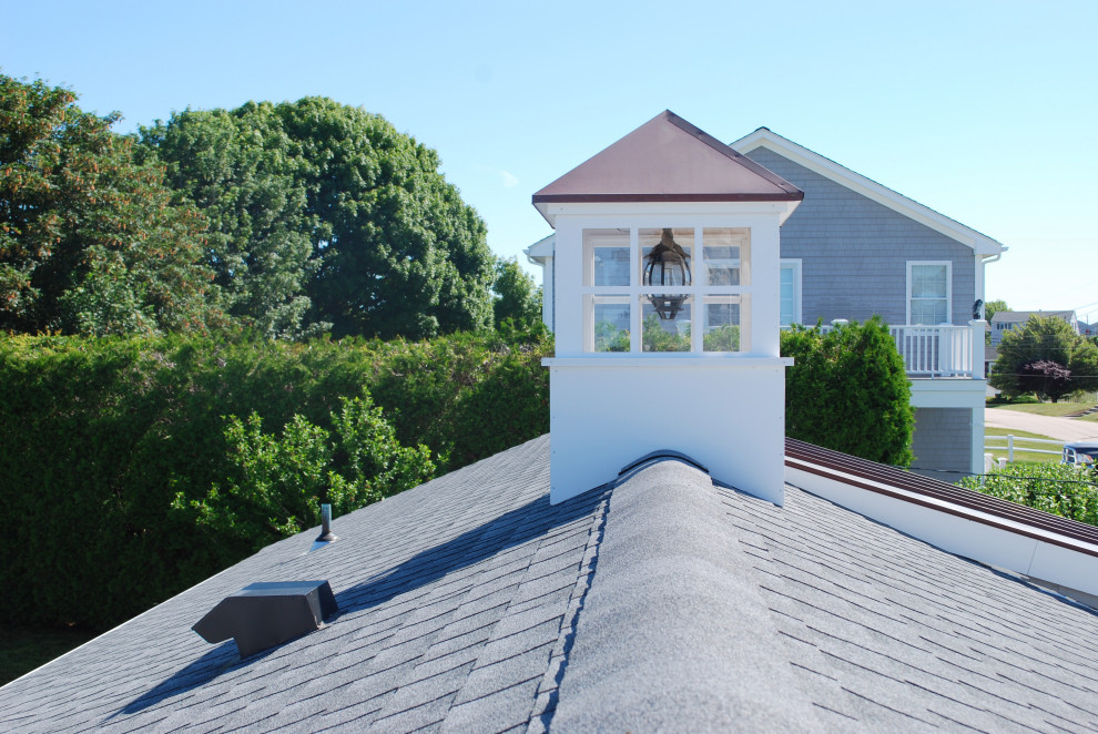 プロビデンスにある高級な中くらいなビーチスタイルのおしゃれな家の外観 (混合材屋根、ウッドシングル張り) の写真