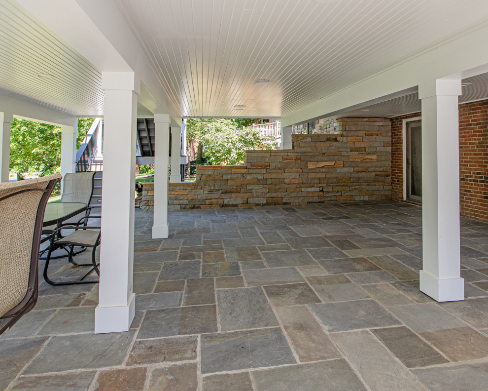 Example of a transitional home design design in Cincinnati