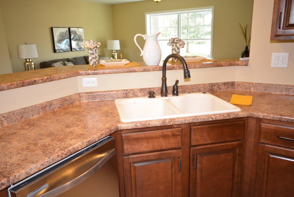 Kitchen - transitional kitchen idea in Columbus
