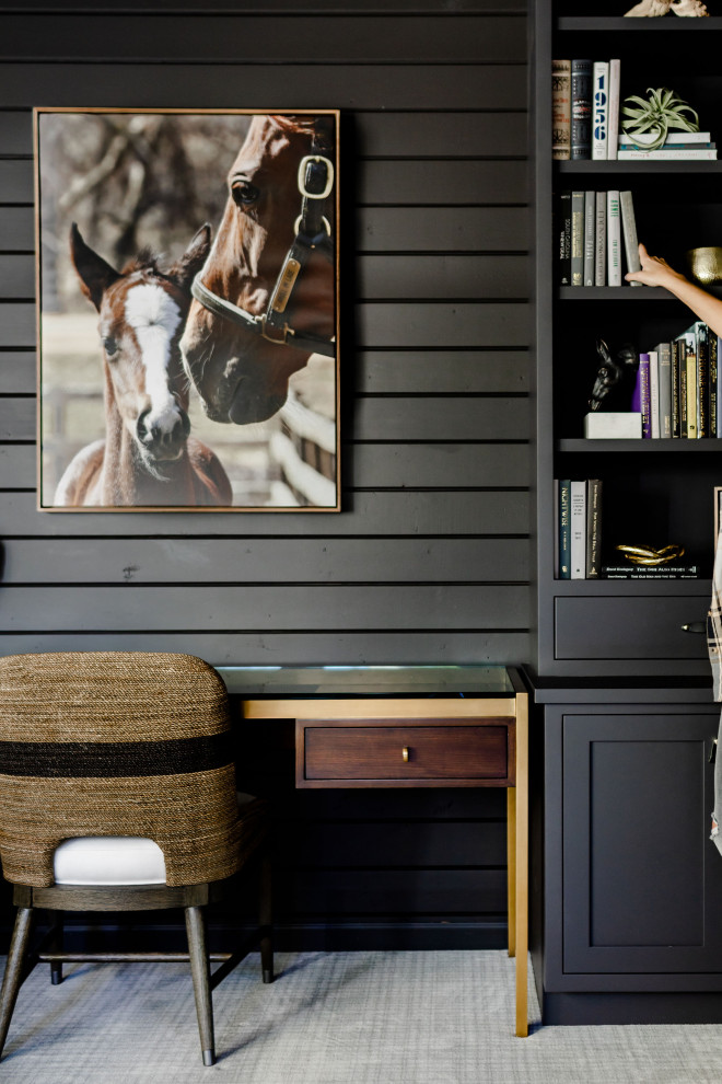 Imagen de despacho rural pequeño con paredes negras, moqueta, escritorio empotrado, suelo multicolor, madera y madera