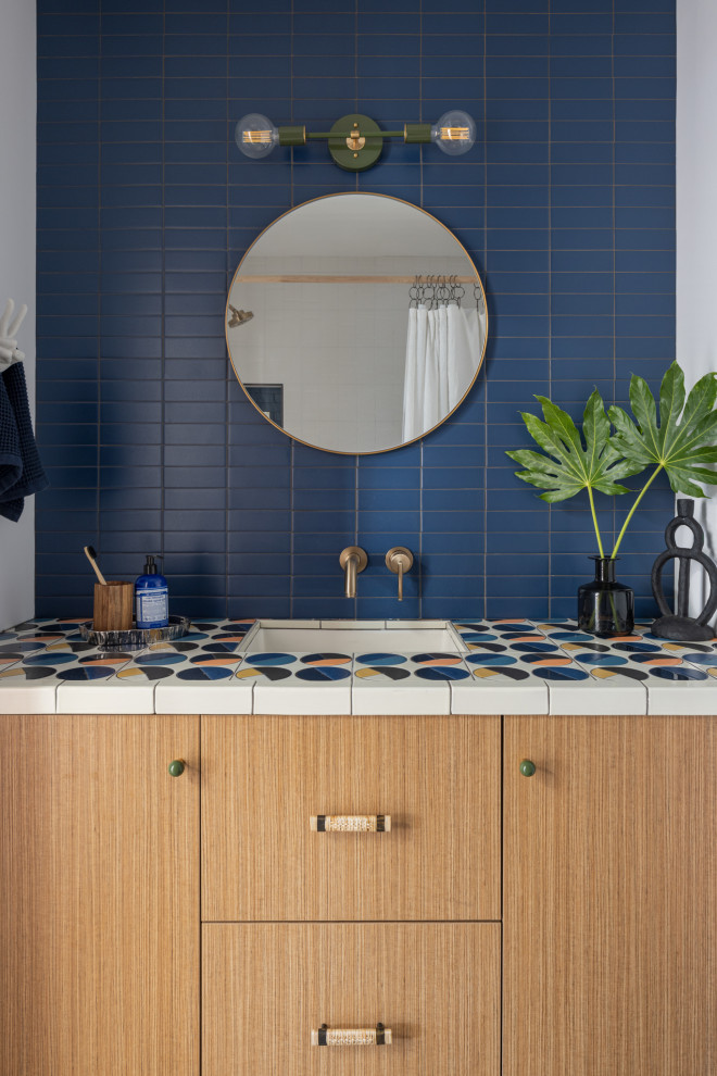 Стильный дизайн: маленький туалет в стиле ретро с синей плиткой, керамической плиткой, синими стенами, столешницей из плитки, разноцветной столешницей, плоскими фасадами, фасадами цвета дерева среднего тона и врезной раковиной для на участке и в саду - последний тренд
